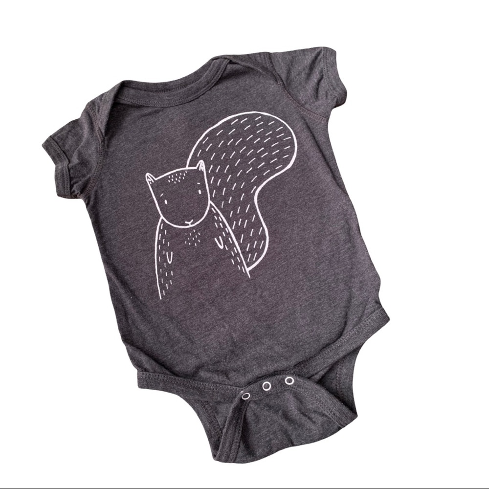 5/$25 Rabbit Skins Squirrel Gray SL Snap Button Onesie Bodysuit Baby 12 Months
